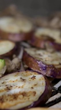 Akşam yemeği için taze ızgara sebze. Sağlıklı yemekler, yaz, aile akşamı, bahçede tatil yemekleri, yemek kavramları. Bir adam kabak, biber ve kuşkonmaz pişirir. 