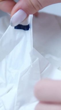 Camembert peyniri sekiz parçaya bölünmüş. Beyaz küflü keçi sütlü peynir üçgenleri. Tüm ünlü peynir çemberi ahşap bir kesme tahtası üzerinde dönüyor. Dönen yiyecekler