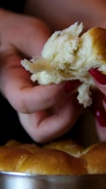 Taze pişmiş ekmeği parçalayan eller, yakın çekim, pastane. Yüksek kalite 4k görüntü