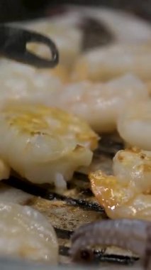 Izgara ızgarada ızgara karides. Yüksek kalite 4k görüntü