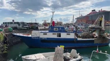 La Spezia, İtalya. Embankment, Viale Italia caddesi. Yukarıdan bak. Neon beyaz efekt metni, kameranın gidişi. Yüksek kalite 4k görüntü
