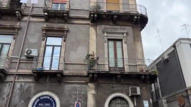La Spezia, İtalya. Embankment, Viale Italia caddesi. Yukarıdan bak. Neon beyaz efekt metni, kameranın gidişi. Yüksek kalite 4k görüntü