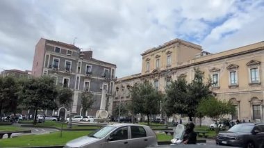 La Spezia, İtalya. Embankment, Viale Italia caddesi. Yukarıdan bak. Neon beyaz efekt metni, kameranın gidişi. Yüksek kalite 4k görüntü