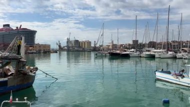 La Spezia, İtalya. Embankment, Viale Italia caddesi. Yukarıdan bak. Neon beyaz efekt metni, kameranın gidişi. Yüksek kalite 4k görüntü