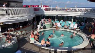 Yolcu gemisi Virgin Voyage. İspanya Barselona 02.10.2025