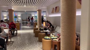 Yolcu gemisi Virgin Voyage. İspanya Barselona 02.10.2025