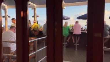 Yolcu gemisi Virgin Voyage. İspanya Barselona 02.10.2025