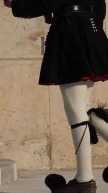 Yunanistan Cumhurbaşkanlığı Muhafız Teşkilatı, Yunanistan 'ın başkenti Atina' daki bilinmeyen bir askerin mezarında üniformalı bir şekilde bulunuyor. Tören ritüeli, nöbetçi değişimi, havadan çekim. Atina, Yunanistan Evzone 04.02.2025