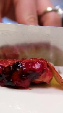 Şekerci kadın bayram için lezzetli bir vişneli pasta hazırlıyor. Pastayı kes. Yüksek kalite 4K görüntü. Yüksek kalite 4k görüntü