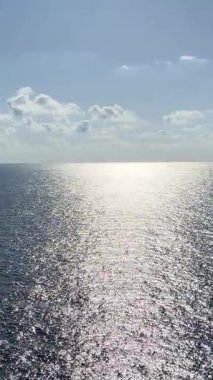 Yolcu gemisi Virgin Voyage. İspanya Barselona 02.10.2025