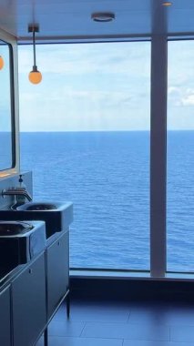 Yolcu gemisi Virgin Voyage. İspanya Barselona 02.10.2025