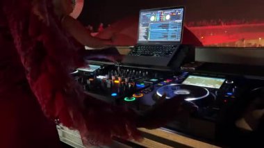 Yolcu gemisi Virgin Voyage Red Party dans ediyor, eğleniyor, rahatlıyor seyahat eden denizciler Cadılar Bayramı Scarlet 'ları. Kötü Gece. Gemi Geniş Güverte 7 İspanya Barselona 02.10.2025
