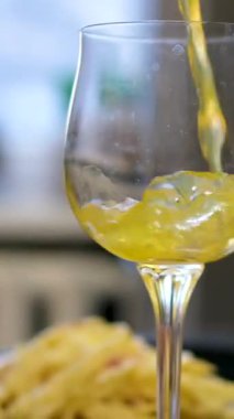 Taze portakalı sıkıyorum. Portakal suyu sıkan birinin resmi. Portakal hamurlu portakal suyu. Elimde taze portakal suyu, Carbonara makarna var.