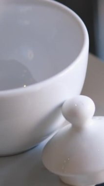 Çaydanlık fincanı beyaz çay seremonisi aletleri kupa süt sürahisi çaydanlığı kapaklı çay fincanı ve fincanı. Yüksek kalite 4k görüntü