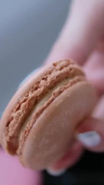 Mutfak arka planında kadının lezzetli kurabiyelerle el ele tutuştuğu videoyu kapat. Yüksek kalite 4k görüntü