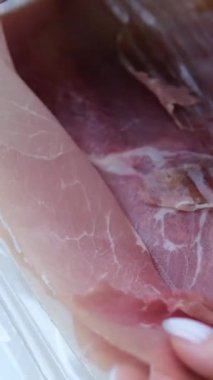 Jamon iberico tapas yakın, şef en iyi İspanyol jambonlu mezeleri pişiriyor, kafe ve geleneksel yemekler. Bir tabak beyaz jambon, yakın plan.