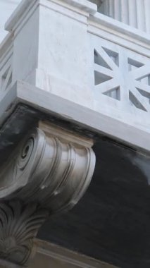 Atina Yunanistan Akropolü. Gün doğumunda ön planda eski bir kasaba. Tarihi yapıların yakınındaki balkon manzarası antik fener sütunları portico flüt iyonik stili
