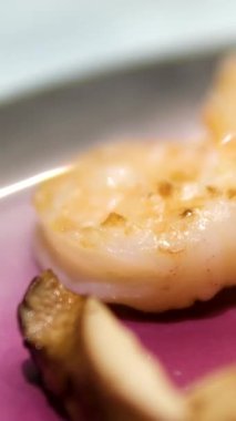 Ev yapımı makarna beyaz krema soslu karides ve yumurta. Yüksek kalite 4k görüntü