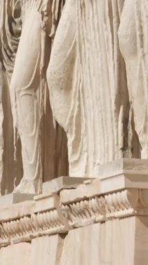 Karayipler ve Atlantisliler Antik Yunan mitleri ve efsaneleri. Portico Caryatids Rektion Atina Akropolü. takımada mitolojisi efsaneleri