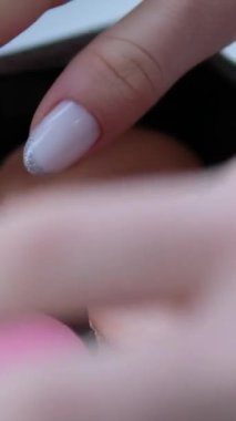 Yığılmış bahar renklerinde makarna kurabiyeli tabak videosu, pembe arka plan. Elini uzat ve üst kurabiyeyi çıkar. Yüksek kalite 4k görüntü