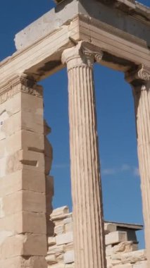 Flüt sütunları antik stil iyonik yazarlar, eğri büğrü paçavralar şeklinde. Daric şeklinde, Korinsky ve Daric 'in çiçekleriyle dolu bir sepet şeklinde.