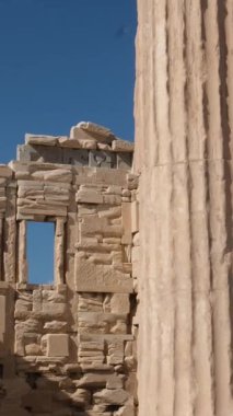 Karyotid portico kadın figürleri şeklinde bir Yunan tapınağında sütunlar. Karayipler ve Atlantisliler Eski Yunan mitleri ve efsaneleri
