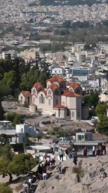 Atina Yunanistan Akropolü. Gün doğumunda ön planda eski bir kasaba. Yüksek kalite 4k görüntü