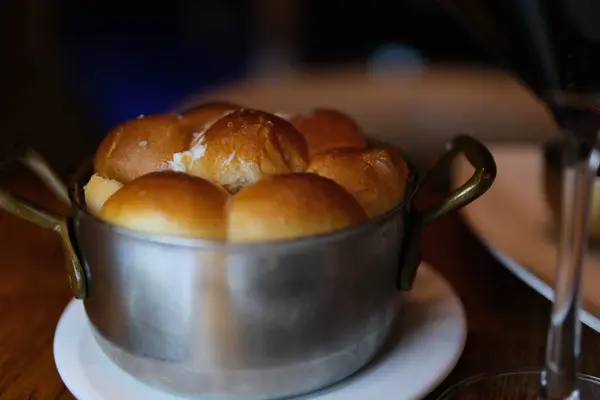 Mutfak tezgahında sonbahar arkaplanlı ev yapımı yemek rulosu dolu ahşap kase. Yüksek kalite fotoğraf