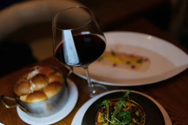 İtalyan antipasti şarap aperatifleri. Peynir çeşitleri, Akdeniz zeytinleri, kabuk, Prosciutto di Parma, salam ve şarap. Yüksek kalite fotoğraf