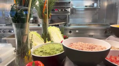 Farklı tabaklarda sergilenen yemekler. Yüksek kalite 4k görüntü