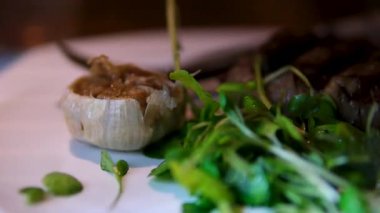 Tahta kesme tahtasının üzerinde pişmemiş taze et dilimleri beyaz arka planda izole edilmiş yeşil ve kırmızı biberlerle hazır. Yüksek kalite 4k görüntü