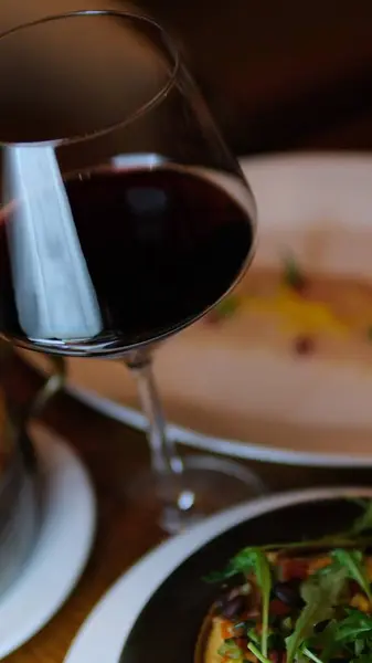 İtalyan antipasti şarap aperatifleri. Peynir çeşitleri, Akdeniz zeytinleri, kabuk, Prosciutto di Parma, salam ve şarap. Yüksek kalite fotoğraf