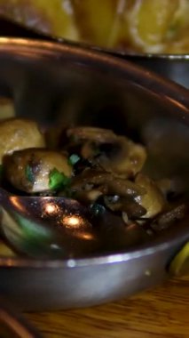 Birisi fast food, kızarmış çıtır ve baharatlı şerit ve tuzlu patates kızartması ve ketçap sosu yiyor. Açık bir kafede yemek yemek Yunan yemekleri, souvlaki ve bira. Yüksek kalite 4k görüntü