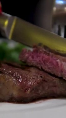 Barbekü etli ızgara biftek ve Rosemary Biftek Biftek Biftek Biftek Biftek Biftek Orta boy Kırmızı Kapalı Bıçak Tahtası Angus. Yüksek kalite 4k görüntü