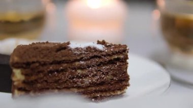 Bir tabakta güzelce sunulmuş çikolata katmanlı bir pasta dilimi. Yüksek kalite 4k görüntü