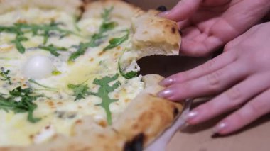 Lezzetli Pizza Mükemmelliği: Havadan Dilimlenmiş Sulu Pizza. Yüksek kalite 4k görüntü
