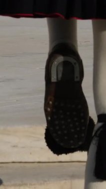 Yunanistan Cumhurbaşkanlığı Muhafız Teşkilatı, Yunanistan 'ın başkenti Atina' daki bilinmeyen bir askerin mezarında üniformalı bir şekilde bulunuyor. Tören ritüeli, nöbetçi değişimi, havadan çekim. Atina, Yunanistan Evzone 04.02.2025
