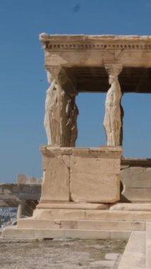Atina 'nın caryotids portico Akropolis adlı kadın figürleri şeklinde bir Yunan tapınağındaki sütunlar antik çağların mimari eserlerini geziyorlar Ege kültürünün Antik Yunan kültürünü geziyorlar