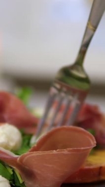Yerel restoranlarda geleneksel İtalyan yemeği Prosciutto mozzarella roka, Persimmon salatası aperatifleri ve aperatifleri, Akdeniz mutfağı lezzeti. Yüksek kalite 4k görüntü