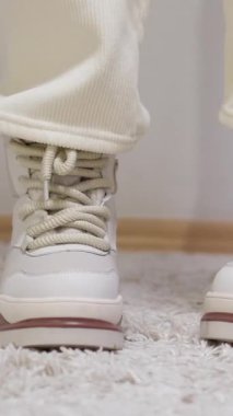 Beyaz kış botları deneyen bir kadın. Yüksek kalite 4k görüntü