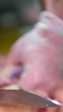 Bir kaz doğra. Kaz eti kesme işlemi adım adım lezzetli bir ördek adamın ellerindeki karaciğeri ve göbeğini yemek tarifini kesen eldivenlerle çıkarma süreci. 4k