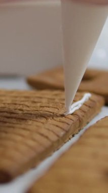 Adım adım ilerliyoruz. Noel 'in önünde zencefilli kurabiye evi dekore eden kız. 