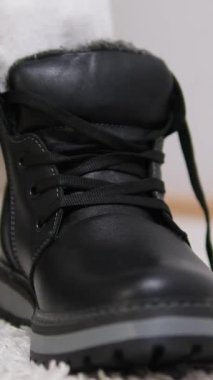 beyaz çoraplarla siyah ayakkabılar giyer, botları bota sokar evde kışlık ayakkabıları dener. Yüksek kalite 4k görüntü