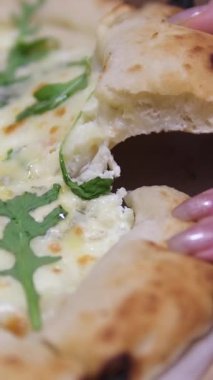 Lezzetli Pizza Mükemmelliği: Havadan Dilimlenmiş Sulu Pizza. Yüksek kalite 4k görüntü
