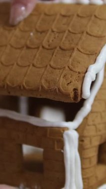 Adım adım ilerliyoruz. Noel 'in önünde zencefilli kurabiye evi dekore eden kız. 