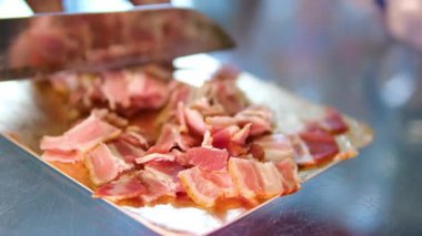 Çiğ Bacon Dilimleri Dönen Arkaplan. Lezzetli etin içinde parıldayan yağlı mermer ile domuz eti. Domuz pastırması. Yüksek kalite 4k görüntü