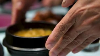 İnsanlar otel restoranındaki deniz ürünleri servisinde açık büfe Japon yemeği yiyorlar. Yüksek kalite 4k görüntü