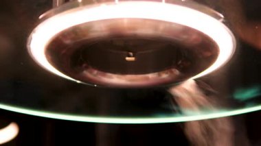 Mutfak Range Hood 'u yemek yaparken buharı kesiyor. Yüksek kalite 4k görüntü