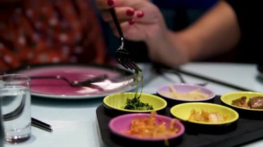 İnsanlar otel restoranındaki deniz ürünleri servisinde açık büfe Japon yemeği yiyorlar. Yüksek kalite 4k görüntü