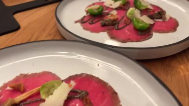 Roka kapari ve parmesan peynirli carpaccio yapıyorum. Yüksek kalite 4k görüntü